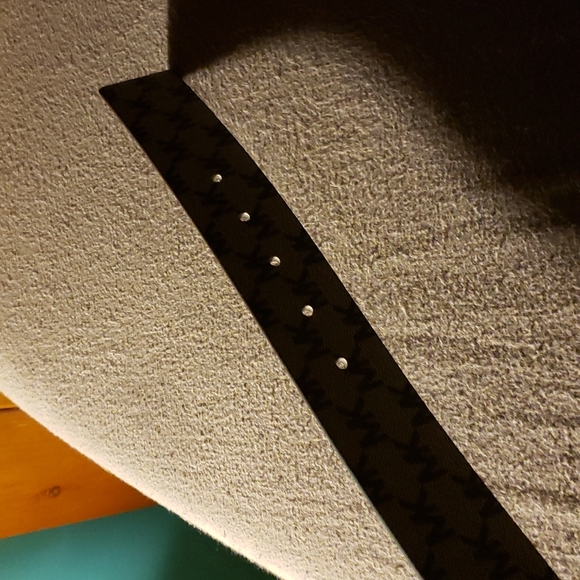 NWT Mk belt. Reversible. One side grey with mk logos. Other side plain black - Picture 4 of 8